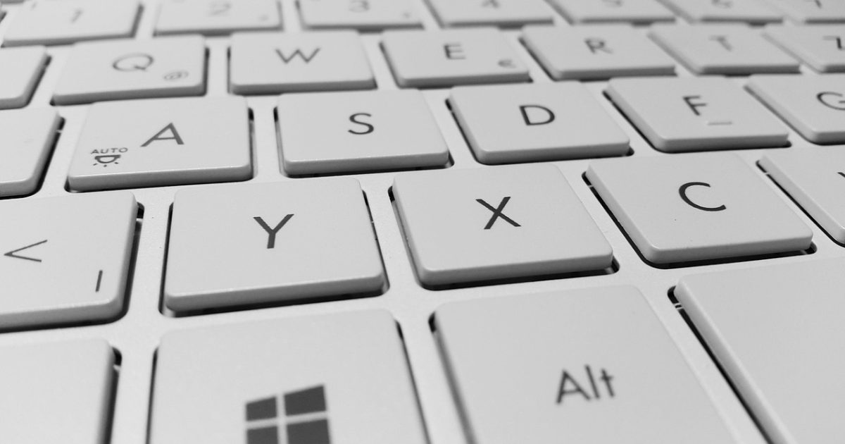 how to learn rust programming in 2026 深色书桌上摊开的笔记本与机械键盘，屏幕里同时开着 Rust 项目目录树、编辑器与编译输出面板，暖黄台灯照亮写满批注的学习进度表，呈现沉浸式夜间自学氛围